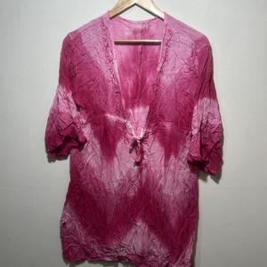 Top Rosa Intenso con Estampado Tie Dye para Mujer, Túnica Estilo Kaftan de Playa, Manga Abullonada 3/4, Vestido Elegante con Cuello en V Profundo y Amarre Frontal - Product Image 1