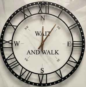 Reloj de Pared Grande de Metal con Diseño de Brújula, Reloj de Pared Decorativo Vintage con Números Romanos - Product Image 1