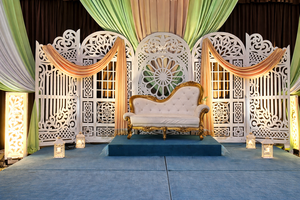 Paneles de Mandap para Boda con Corte Láser Estilo Mughal Real, Fondo Blanco de Lujo con Corte Láser, Decoración para Escenario de Boda con Conjunto de Sofás de Diseño, Reino Unido - Product Image 2