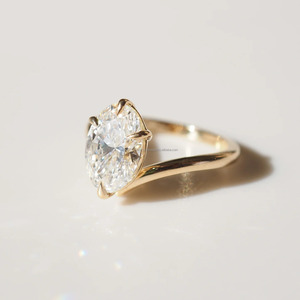Bague solitaire minimaliste en or jaune 14 carats avec diamant de laboratoire certifié IGI, taille ovale 2 carats, 2 mm, idéale pour fiançailles, mariage ou anniversaire - Product Image 1