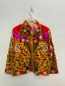 Veste en velours Suzani traditionnelle pour femmes, style bohème, veste courte ethnique d'hiver, pièce de vêtement unique faite à la main - Product Image 1