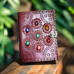 Journal de Manifestation des 7 Chakras en Cristal - Relié en Cuir 8"x6" - Product Image 1