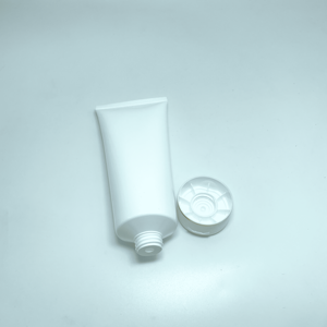 Tubos de plástico PE blancos al por mayor de 5 capas para cosméticos, lociones corporales y cremas, con tapa abatible dorada y superficie etiquetada. - Product Image 5