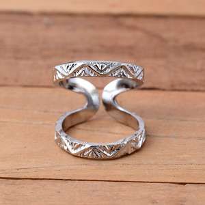 Anillo de doble banda de plata de ley 925 con textura artesanal en zig-zag - Joyería llamativa ajustable para alivio de la artritis - Product Image 1