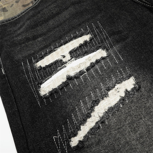 Pantalones cortos de mezclilla negros para hombre, diseño de patchwork de camuflaje verde, estilo utilitario de calle con efecto de dos piezas y pierna ancha. - Product Image 3