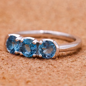 Vente en gros d'anneaux en argent sterling 925 massif avec topaze bleue de Londres naturelle ronde à trois pierres, bijoux Memoria - Product Image 5