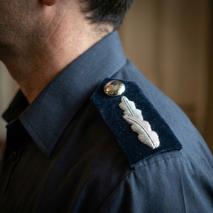 Épaulettes noires en paire avec motif plume argentée et bouton dôme, accessoire d'épaule pour uniforme de cérémonie - Product Image 5