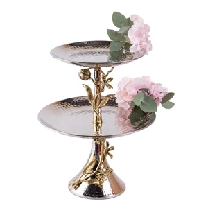 Soporte de pastel de metal dorado de 2 niveles con diseño floral y de mariposas y base decorativa para servir postres, ideal para fiestas y decoración del hogar. - Product Image 1