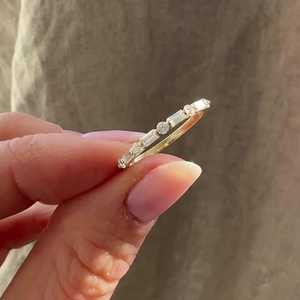 Bagues de mariage en or massif 14K 18K avec diamants multi-tailles, sertissage alterné rond et baguette, demi-éternité empilable, vente en gros - Product Image 2