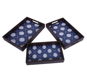 Ensemble de 3 plateaux de service en bois laqués imperméables avec motif floral bleu, plateau de service décoratif pour le petit-déjeuner, le thé et le café - Product Image 1
