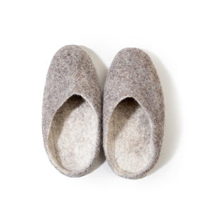 Chaussons en <span class=keywords><strong>feutre</strong></span> de laine faits à la main et durables avec <span class=keywords><strong>semelle</strong></span> en cuir antidérapante, chaussures d'intérieur ajustables pour hommes et femmes - Product Image 4