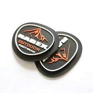 Écussons de marque personnalisés en PVC thermocollant et flexibles avec logo 3D en relief pour vêtements streetwear, commandes en gros - Product Image 5