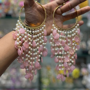 เครื่องประดับแฮนด์เมดแบบ Haldi สำหรับเจ้าสาว ต่างหูมุกแบบห้อย Kaudi Jhumka สำหรับงาน Mehndi ของขวัญเครื่องประดับเจ้าสาวสำหรับงานแต่งงาน - Product Image 4