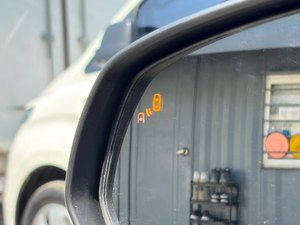 Voiture compacte d'occasion noire en bon état, modèle 2017, idéale pour les trajets urbains, essence - Product Image 4