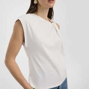 Haut blanc sans manches à une épaule avec détail anneau doré, coupe classique, tissé, couleur unie, décontracté, pour femme - Product Image 3