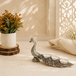 Portavelas Decorativo de Metal Plateado Antiguo Hecho a Mano en India con Diseño de Pavo Real, para Tres Velas, Ligero, para Decoración del Hogar - Product Image 5