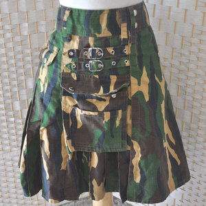 Kilt utilitaire pour homme, motif camouflage vert, style cargo traditionnel des Highlands écossais - Product Image 1