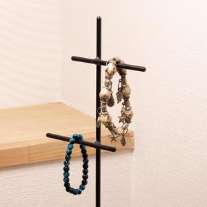 Expositor Vertical de Joyería con Barras Cruzadas Escalonadas, Diseño que Ahorra Espacio, Organizador de Collares y Pulseras, Almacenamiento Elegante - Product Image 2