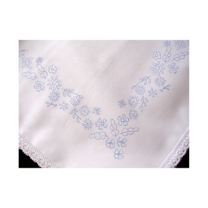 Nappe brodée rose 100% coton certifiée GOTS Chic 52x52 pouces Design polyvalent conçu pour tout décor de salle à manger - Product Image 5