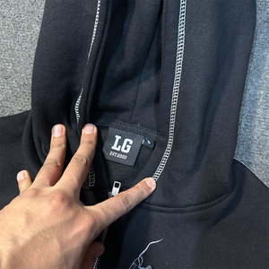 Sweat à capuche brodé Inside Outstitch pour homme avec détails déchirés, streetwear décontracté, fermeture éclair pour un confort et une mode au quotidien - Product Image 4