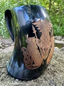 Taza Hecha a Mano de Cuerno de Búfalo con Diseño de Diosa Vikinga Tallada, Forma Natural, Arte Religioso Coleccionable - Product Image 6