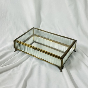 Caja Organizadora de Joyas de Vidrio con Acabado Dorado Antiguo y Marco Metálico para Decoración de Hogar de Lujo, Uso en Tocador y Exhibición - Product Image 1
