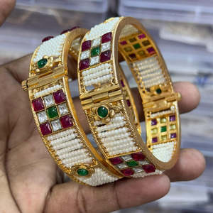 Conjunto de brazaletes abiertos chapados en oro con piedras de cerámica y perlas, joyería tradicional de moda para mujeres y niñas - Product Image 1