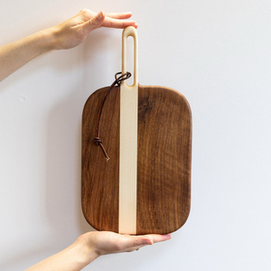 Superbe planche à découper en bois de noyer, présentant un design rayé contrastant en bois clair et foncé avec une poignée intégrée. - Product Image 4
