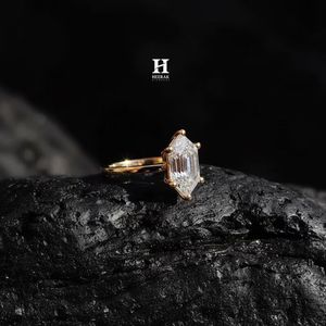 Anillo de Compromiso de Diamante Cultivado en Laboratorio con Corte Hexagonal de Lujo, Anillo de Diamante Solitario con Corte Escudo en Oro Amarillo de 18K para Mujer, Joyería - Product Image 5