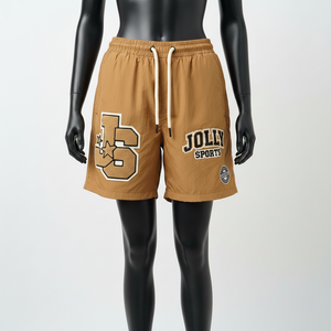 Shorts cortavientos premium para mujer, poliéster ligero de secado rápido, color canela, con parche de chenilla y logotipo personalizado. - Product Image 1