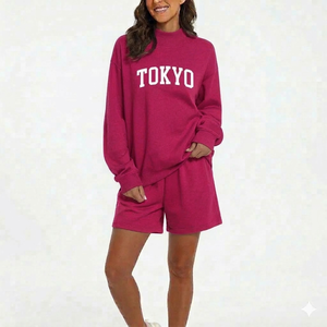 Conjunto de Top de Cuello Alto y Pantalones Cortos para Mujer, Atuendo que Refleja la Armonía con una Estructura de Dos Piezas Cuidadosamente Diseñada - Product Image 1