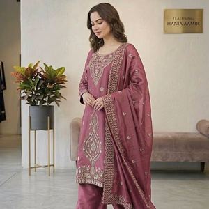 Ensemble Salwar Kameez Hania Aamir Rose Poussiéreux en Soie Premium Coupe Slim avec Palazzo Traditionnel et Broderie Zari Dorée pour Femme – Idéal Soirées - Product Image 1