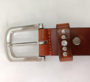 Cinturón Vaquero Occidental de Cuero Genuino con Hebilla de Aleación con Anillo en D y Tachuelas, Estilo Vintage Occidental, Ancho Personalizable de 40-50 Pulgadas de Largo - Product Image 4