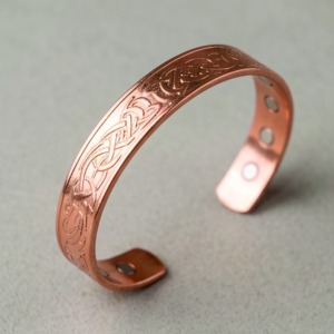 Bracelet manchette en laiton gaufré avec motif papillon estampé, travail de relief détaillé, design gravé, surface gravée - Product Image 3