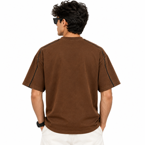 T-shirt oversize marron pour homme, style streetwear, avec motif d'araignée subtil et surpiqûres contrastées contemporaines - Product Image 3