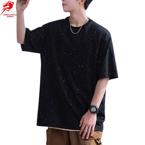 Camiseta de hombre con pedrería, hecha en Pakistán, de las más vendidas, con bolsillo canguro, estilo con cordón ajustable y un look moderno y a la moda. - Product Image 1