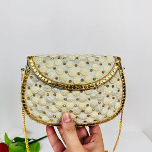 Bolso de Mano Tradicional Indio con Cuentas Blancas, Bolso Cruzado Moderno con Escultura Pulida, Bolso Étnico para Fiesta o Boda, Artesanía en Metal - Product Image 5