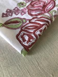 Tissu en coton imprimé à la main – Motif floral rose vintage |   Rose rose et vert olive |   Textile indien fait main - Product Image 4