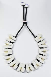 Collar de cuerno estilo bohemio con patrones naturales, ideal para accesorios de moda y expresión de estilo creativo - Product Image 6