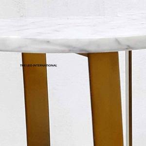 โต๊ะข้างสแตนเลสหน้าหินอ่อนอิตาลี โต๊ะเล็กสำหรับห้องนั่งเล่น ความสูงปานกลาง โต๊ะปลายขาเคลือบทองทรงเรขาคณิต - Product Image 4