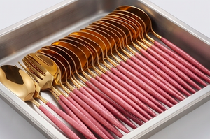 Juego de cubiertos Bella Pink Gold de doble tono en acero inoxidable con mango rosa mate PVD, apto para lavavajillas, para bodas y restaurantes. - Product Image 3
