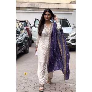 Ensemble de vêtements de soirée pour femmes de créateur Bas de haut fantaisie et imprimé Dupatta - Product Image 5