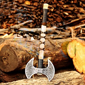 Hacha Vikinga de Doble Hoja Forjada a Mano – Cabeza de Acero al Carbono Grabada con Ácido, Mango de Madera de Fresno Sólido con Funda de Cuero, Hachas OEM Personalizadas - Product Image 1