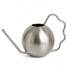 Arrosoir en fer noir finition rouille, design durable pour le jardinage - Product Image 4