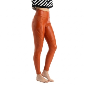 Leggings de alto rendimiento para bailarinas de pole dance, diseñados con tela flexible, ajuste soporte y textura suave para un movimiento seguro. - Product Image 5