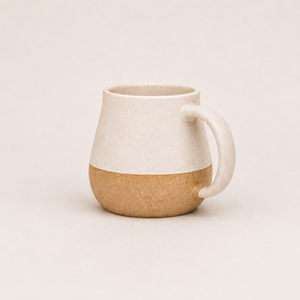 Mug en céramique artisanal moderne avec fond martelé et anse émaillée, compatible lave-vaisselle et micro-ondes, pour la maison, le café, ou comme cadeau - Product Image 4