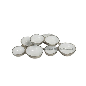Bol de service en métal argenté avec un design circulaire unique en grappe, intérieur émaillé blanc, décoration de table moderne pour fêtes, en stock - Product Image 1
