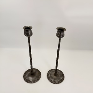 Juego de Portavelas de Hierro Negro Hecho a Mano, Base Martillada con Tallo Trenzado, Soporte Rústico para Velas Cónicas, Decoración para el Hogar - Product Image 3
