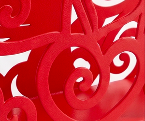 Porte-serviettes moderne en métal rouge au design chic, parfait pour la maison, la cuisine, la salle à manger et l'utilisation en restaurant - Product Image 2