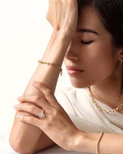 Bague de fiançailles et de mariage de luxe en or massif 14 carats avec diamant de laboratoire taille ovale, design bypass, diamants pavés et certifiée IGI - Product Image 5